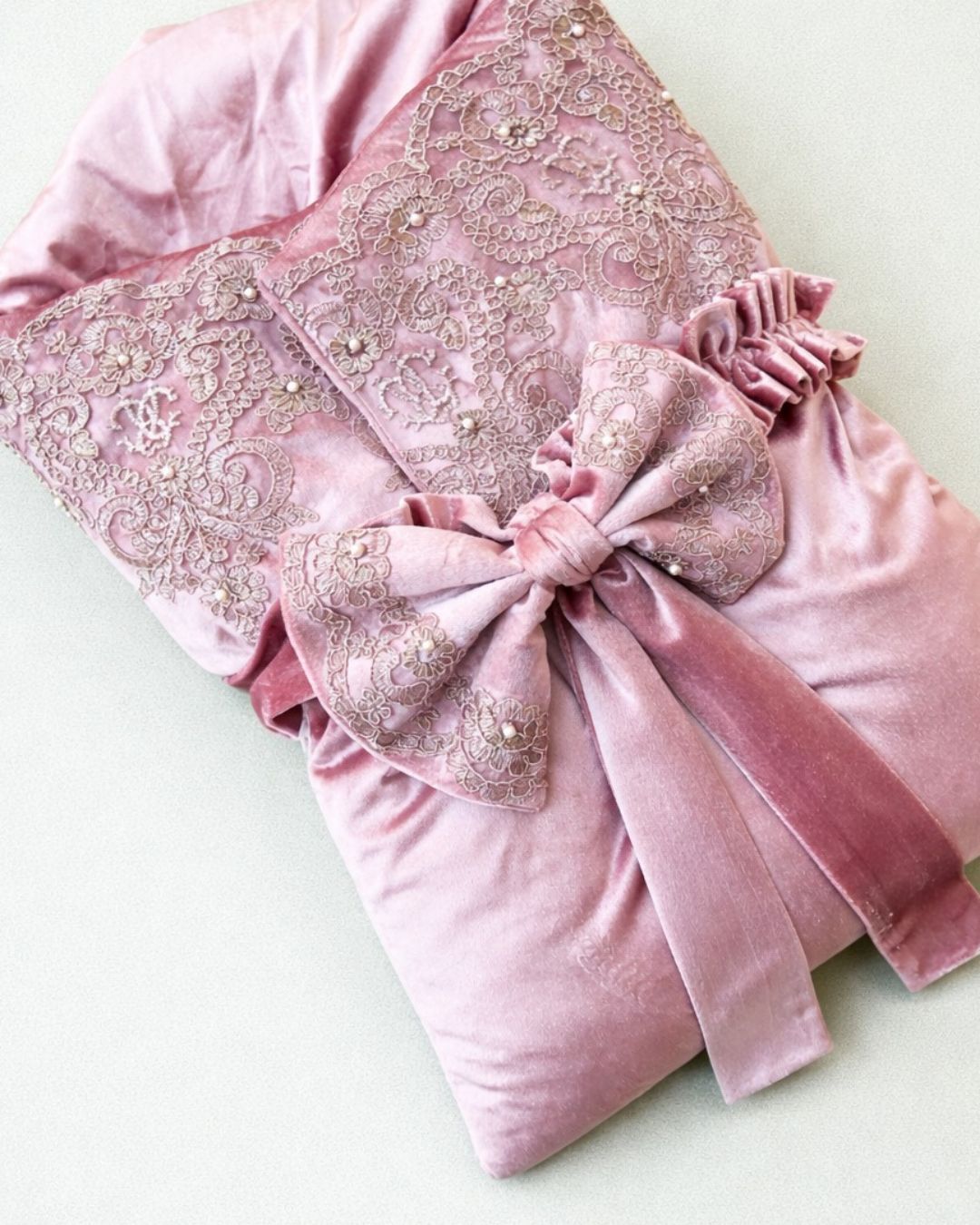 Bow Themed Lace Nest